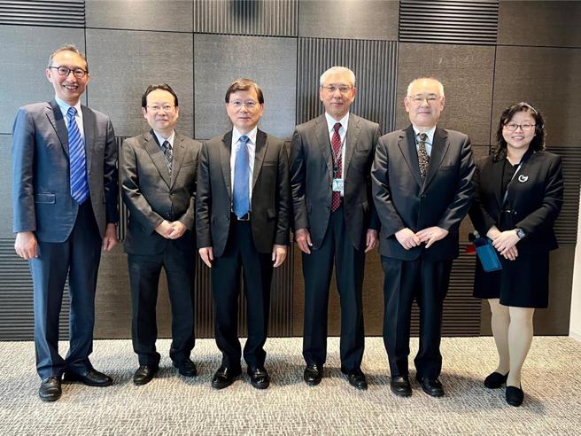 集保结算所董事长林丙辉（左三）率股务部协理黄蓁蓁（右一）及企划部经理许传昌（左一）参访日本集保公司，由该公司董事长中村明雄（右二）亲率高阶主管接待。 图：集保提供