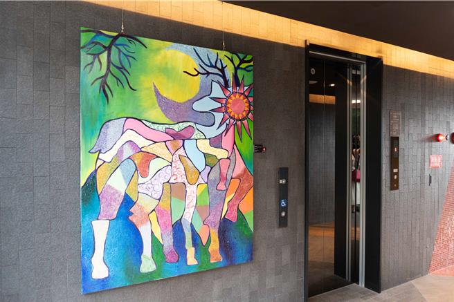 阿里山英迪格酒店《邹族的山林神话－吴钰槤创作展》顶楼梯厅一景《揉皮故事》作品。（阿里山英迪格酒店提供）