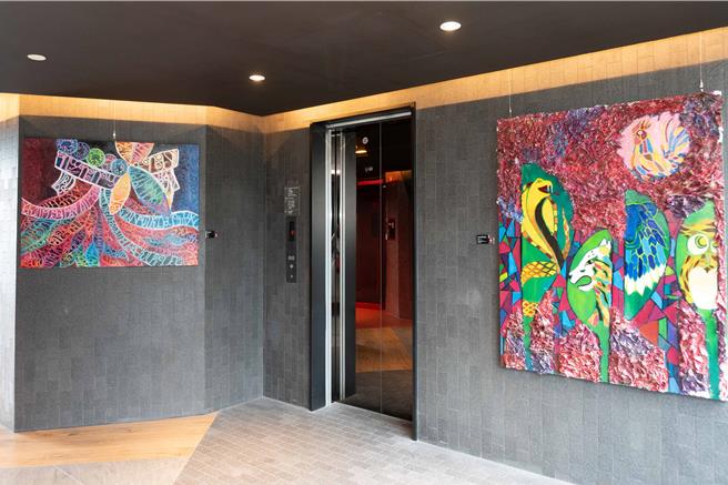 阿里山英迪格酒店《邹族的山林神话－吴钰槤创作展》顶楼梯厅一景-左《邹族达邦各氏族名》；右《Popeskuska巫师能力第三层》。（阿里山英迪格酒店提供）