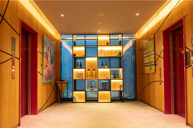 阿里山英迪格酒店携手艺术家举办邹族神话艺术展。（阿里山英迪格酒店提供）