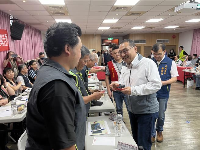 侯友宜到場時先問候烏來區5位里長。（王揚傑攝）