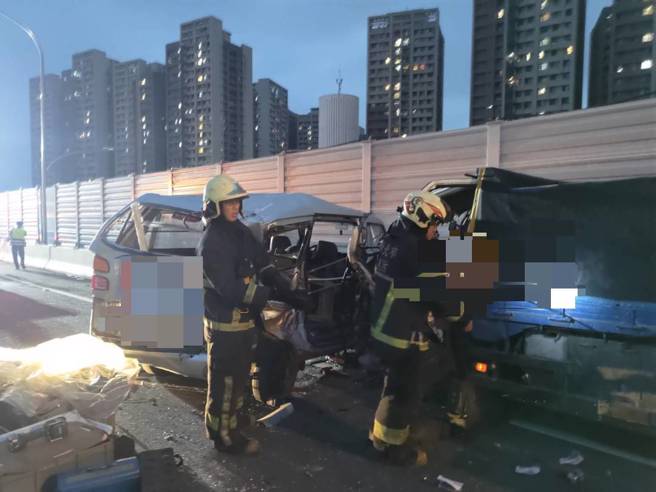台65快速道路南下匝道发生3车连环车祸。（翻摄画面）