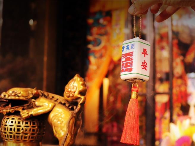 雲林縣北港朝天宮攜手文創業者推出首款立體造型悠遊卡，15日廟方表示將媽祖神轎側邊懸掛的「轎窗燈」，縮小成可容納於口袋的袖珍尺寸，還原性十足且保留特色文化。（北港朝天宮提供／張朝欣雲林傳真）