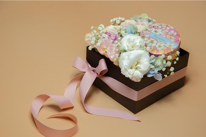  神户风月堂法兰酥小圆花盒礼情境图。（神户风月堂提供）