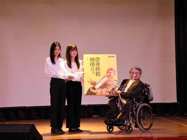 有「铁肺会计师」之称的黄鸿隆，曾歷经五次脊椎侧弯手术、三次重度昏迷插管，但仍展现对生命热情。图／东海大学提供