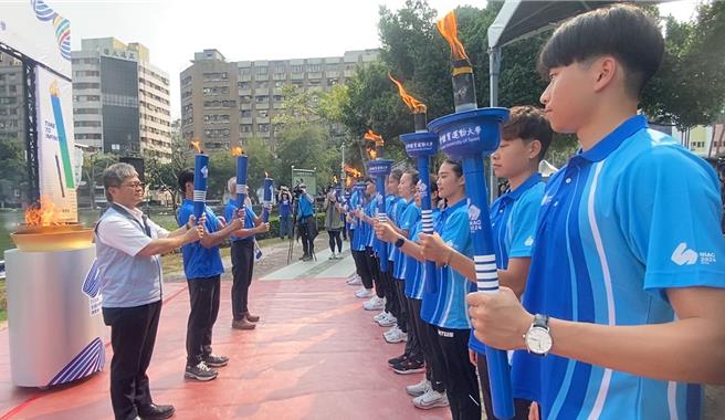 今年全大運由台體大承辦，15日在台中公園湖心亭前舉辦「聖火引燃」儀式，莊嚴聖火引燃典禮為全大運揭開序幕。（陳淑芬攝）