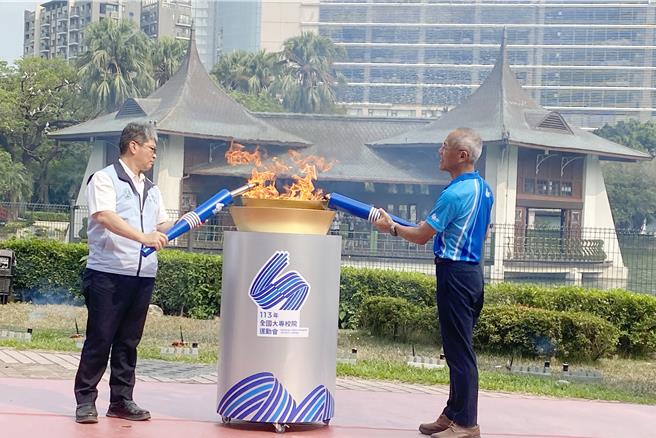 今年全大運由台體大承辦，15日在台中公園湖心亭前舉辦「聖火引燃」儀式，由台體大校長許光麃（右）、體育署副署長房瑞文（左）取湖水引燃聖火象徵經驗傳承，為全大運揭開序幕。（陳淑芬攝）