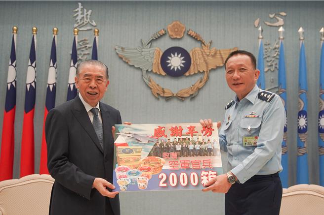 军友社荣誉理事长李栋梁今日前往空军司令部慰问，由空军司令刘任远上将亲自接待。军闻社提供
