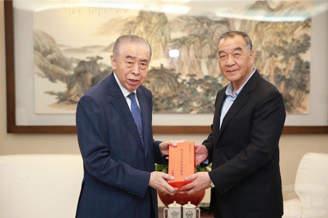 军友社荣誉理事长李栋梁8日前往国防部慰问，由国防部长邱国正亲自接待。军闻社提供