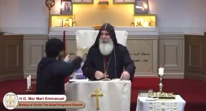 一名男子突然衝上前，朝主教刺杀。(图/X)