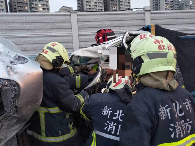 台65快速道路南下匝道发生3车连环车祸。（翻摄画面）