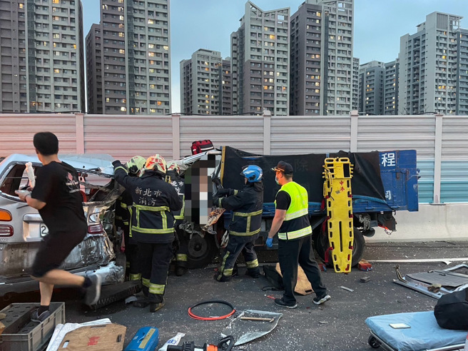 台65快速道路南下匝道发生3车连环车祸。（翻摄画面）