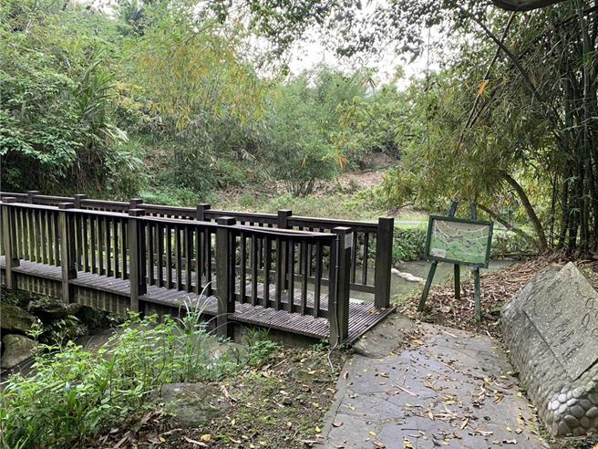 民進黨台北市議員陳怡君實地走訪文化小旅行景點，發現石碑步道牌子模糊老舊，觀光客難以拍攝，質疑北市府未妥善維護景點。（台北市議員陳怡君提供／劉彥宜台北傳真）