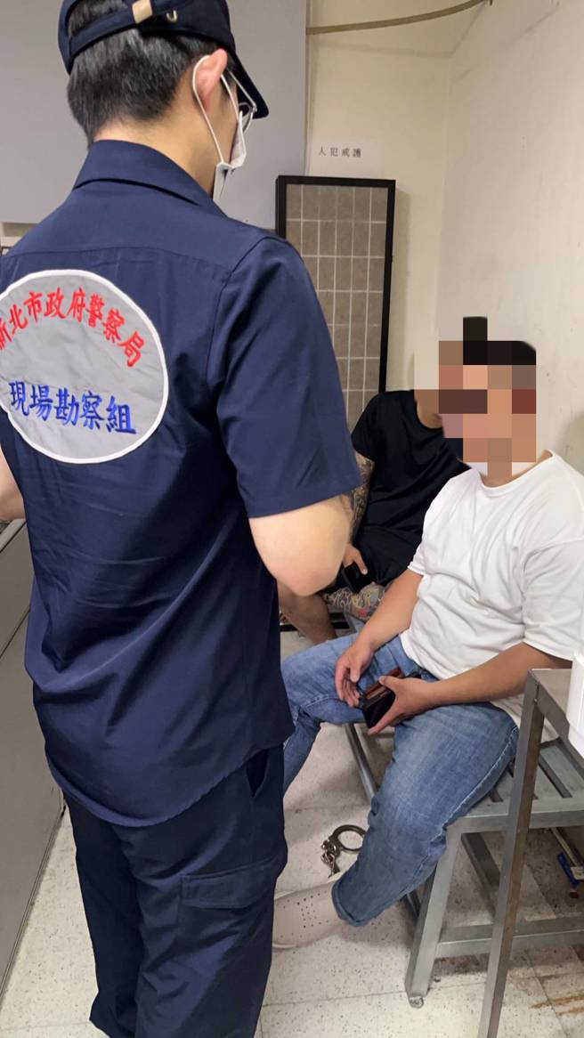 警方将两名男子带回侦讯。 （翻摄画面）