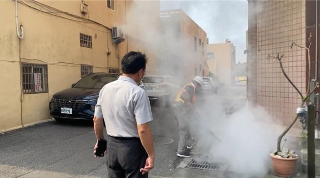 隨著天氣轉熱，全國累計登革熱確定病例已超過200例，為防登革熱入侵，彰化縣福興鄉公所由清潔隊逐村進行全鄉登革熱防治噴藥工作，並呼籲民眾共同參與環境衛生維護，保障全民健康。（福興鄉公所提供／葉靜美彰化傳真）