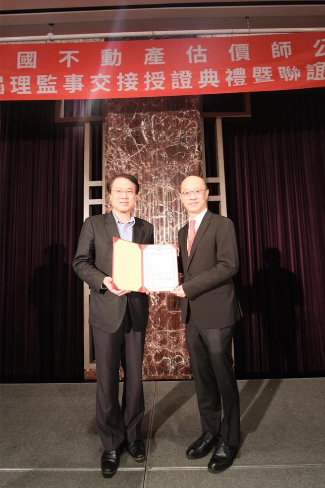 林右昌（左）郭国任（右）交接。图／业者提供