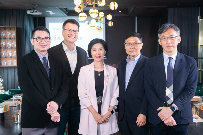 远传总经理井琪（中）率领高阶主管宣布未来3年布局，并与个人家庭事业群数位服务资深副总朱承恩（右2）、个人家庭事业群电信业务资深副总赵亿南（右1）、数位娱乐营运长蔡俊荣（左2）、投资人关系与投资事业处资深协理赖晴风（左1）合影。（远传提供）