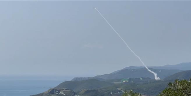陆军15日执行年度飞弹精准射击训练，其中天剑二型防空飞弹在屏东九鹏基地首次参与实弹射击训练，共发射4枚实弹全数命中10公里外靶机。（读者提供／洪浩轩高雄传真）