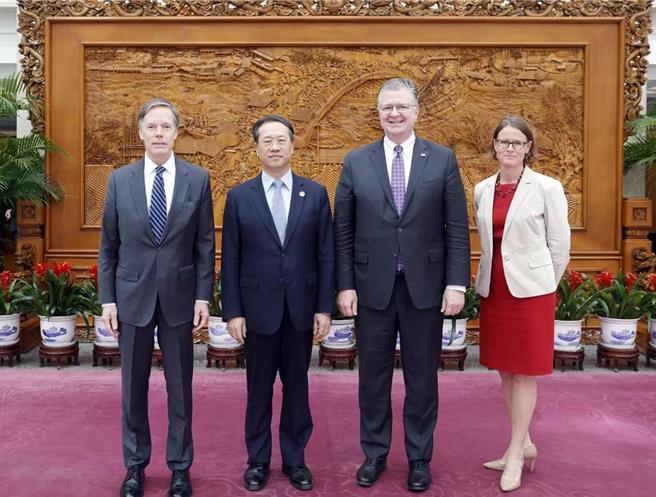 中国外交部副部长马朝旭（左二）今天会见美外交官员。（中国外交部官网）