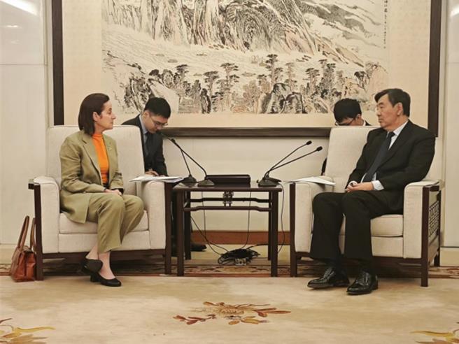 中国政府中东问题特使翟隽（右）应约会见以色列驻华大使潘绮瑞（左）。（中国外交部官网）