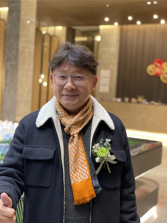 亞昕前任董事長姚連地提早啟動接班，董事長交棒公子姚政岳。圖／蔡惠芳