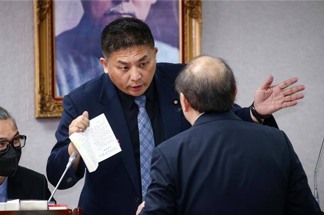 立法院司法及法制委員會15日上演國會改革法案朝野對抗，民進黨團總召柯建銘(背對者)批評，藍白在野陣營沒有等民進黨團版本併案審查，就急著將法案送出，做法粗糙，並上前與委員會主席吳宗憲(後)討論，吳宗憲則請柯總召詳讀立法院議事規則。（鄧博仁攝）