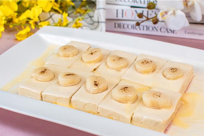 「拔牙术」其实是干贝、火腿、起司、豆腐组成的菜式，用食材和趣味摆盘呼应马偕擅长拔牙的事蹟。（将捷金郁金香酒店提供）