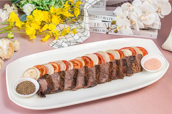 质朴无华的「古早味牛排」还原19世纪时，马偕与他的外国友人大啖牛排话家常的景象。（将捷金郁金香酒店提供）