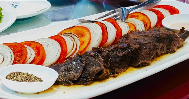 19世纪末，欧美的牛排以煎或烤的古法方式烹调，烤好后切片，配合牛排本身肉汁入口，也可沾牛排酱或胡椒粒。(陈韵萍摄)