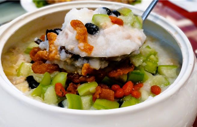 「养生百宝瓮」象徵着马偕的诊疗器具，用各式食材呼应百宝瓮里的治病神器，每一种食材对应一个药材或器材。(陈韵萍摄)