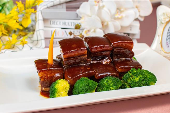 砖墙林立」将滷至入味软嫩的东坡肉高高迭起，象徵淡水礼拜堂，藉着这道菜说明马偕以淡水为中心传教，逐步扩展至北台湾。（将捷金郁金香酒店提供）