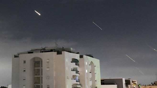 伊朗发动无人机、导弹和火箭弹报復以色列，以色列防御系统启动拦截。图／美联社