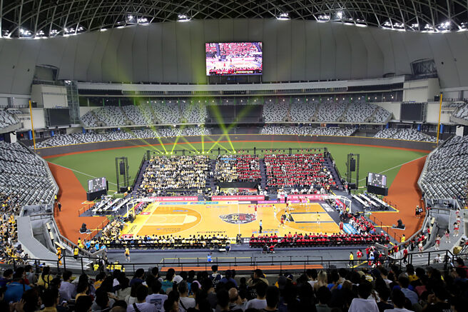 中信支持的新北中信特攻籃球隊，13日、14日率先「攻蛋」（台北大巨蛋），舉辦「攻戰大巨蛋─雙北反毒籃球賽」，吸引3萬1,200名球迷入場，打破職籃觀賽人數紀錄。圖／黃世麒