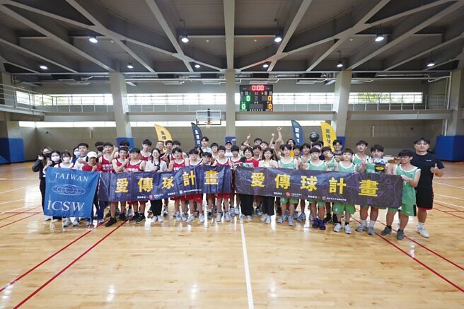 中国信托「爱传球」专案以推动篮球活动提升青少年反毒意识，13日邀请新北市平溪国中、桃园市杨梅国中秀才分校参与友谊赛事，双方奋战展现运动家精神。  图／中信金控提供