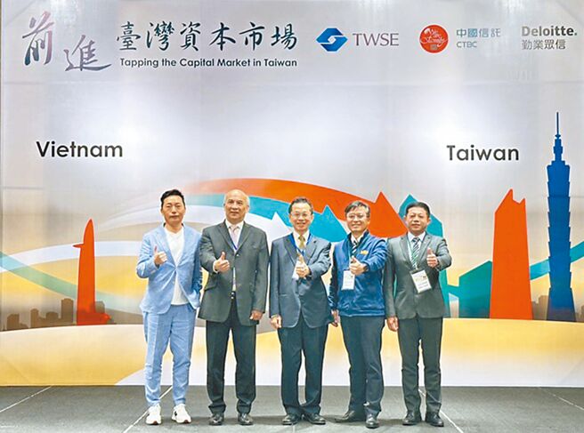 證交所攜手中介機構赴越南推動外國企業來台上市，4月9日於胡志明舉辦「前進台灣資本市場」說明會，主辦單位證交所總經理簡立忠（中）、中信銀證券總經理林佳興（右二）、勤業眾信聯合會計師事務所上市櫃委員會負責人會計師黃堯麟（右一）、台北經濟文化辦事處經濟組組長張文忠（左二）、中信銀胡志明市分行行長陳清泉（左一）共同出席。圖／證交所提供