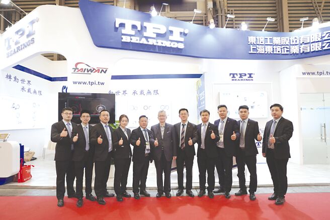 东培董事长陈成（中）率领团队于中国上海数控机床展（CCMT）盛大展出。图／东培提供