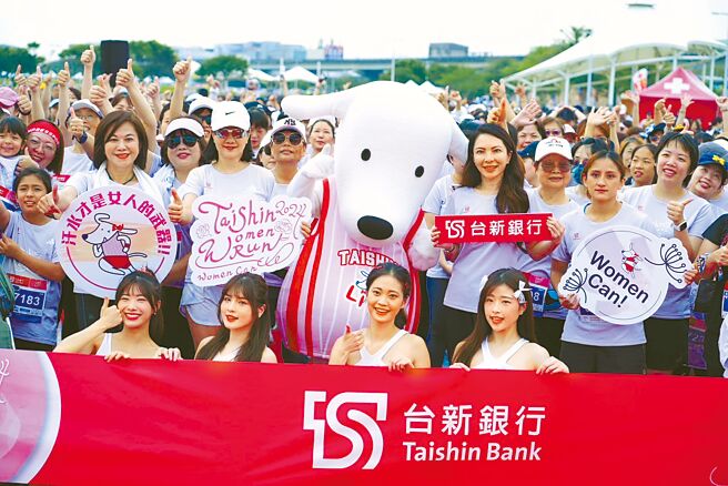 台新金控董事長夫人彭雪芬（左二）、基隆市副市長邱佩琳（左一）、台新銀行產業金融處資深副總陳柏如（右三）、空手道金牌女將谷筱霜(右二)與女性跑者揮汗齊跑。（台新提供／黃琮淵台北傳真）