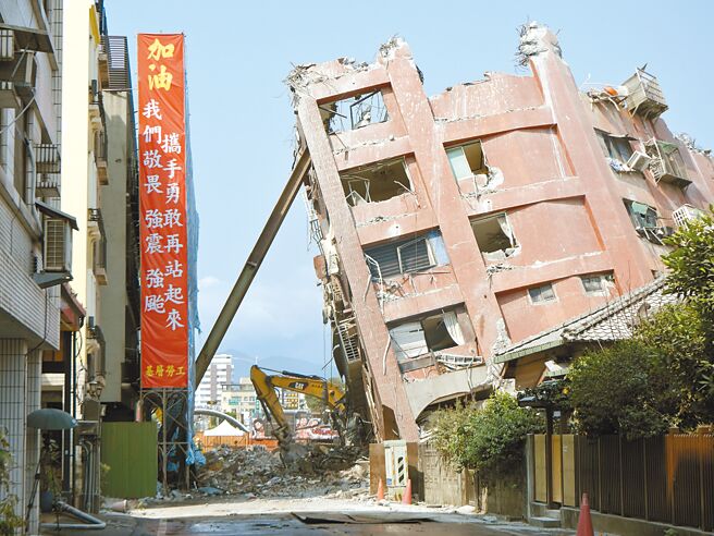 花莲市天王星大楼因强震倒塌，14日已从9楼拆到4楼，预计18日能拆除完毕。（罗亦晽摄）