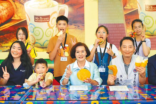 宜蘭縣首座「5G XR數位共學中心」14日於新生國小英語村揭牌，結合英語村遊學闖關課程，以科技輔助融入虛擬實境體驗，提升孩子學習興趣。（宜蘭縣政府提供／吳佩蓉宜蘭傳真）