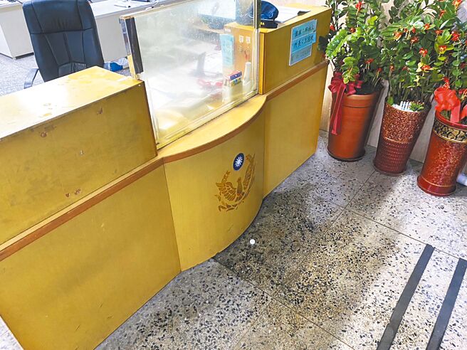 朱姓男子去年10月向员警借钱遭拒，在基隆市警察局第一分局南荣派出所泼汽油打算放火被制伏，基隆地方法院判处有期徒刑8个月。图为案发当天派出所值班台前遭泼洒汽油情形。（基隆市警察局提供／张志康基隆传真）