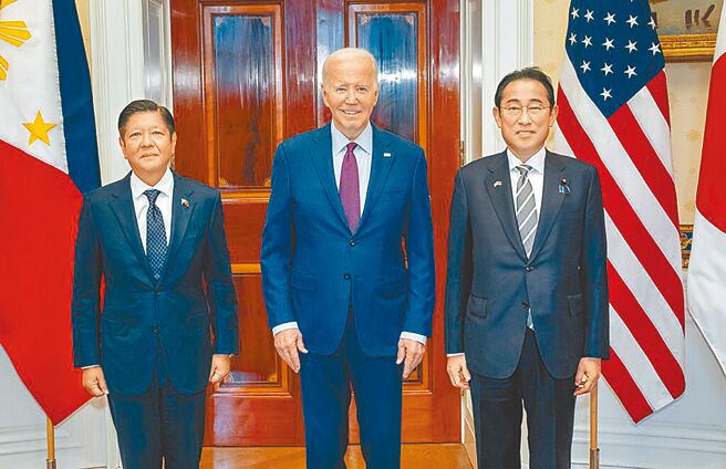 令中國大陸不滿的美日菲峰會才剛落幕，三個國家強化合作抗中的主調才剛拍板，美國負責亞太事務的助理國務卿康達就訪問中國，以保持溝通管道暢通及負責任地管理競爭。（圖／摘自美國總統拜登社群媒體X）