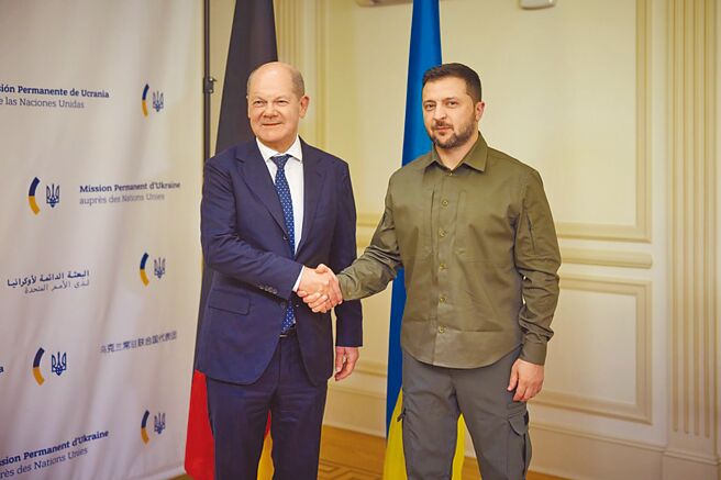 德国将向乌克兰提供美国制造的爱国者防空系统和飞弹。图为乌克兰总统泽伦斯基（右）2023年与德国总理萧兹（左）在美国会晤。（摘自乌克兰总统府官网）