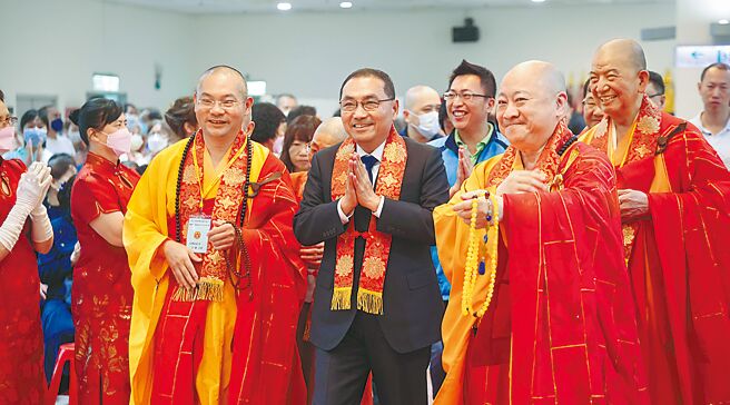 新北市長侯友宜（中）14日參加新北市佛教會舉行的「浴佛節慶典大會」。（新北市新聞局提供／張鎧乙新北傳真）