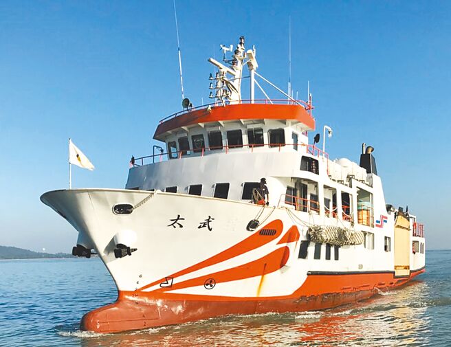 太武輪原投入往返大、小金門搭載鄉親就學、就醫及工作，載運民生物資及郵件，或中轉搭機往返台灣的交通載運船，也曾於90年搭載執行首航大陸廈門「小三通」任務，寫下兩岸歷史性一頁。（金門縣政府提供／于家麒金門傳真）