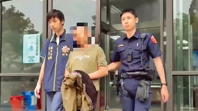 新北市林口區14日凌晨驚傳一起命案，警方逮捕越南籍黃姓主嫌（中）歸案。（林口警分局提供／張鎧乙新北傳真）