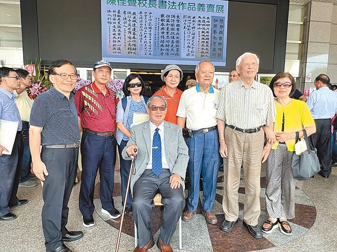 退休校長、書法名家陳佳聲（中）14日在彰化縣二林圖書館舉辦書法作品義賣會，賣出155幅作品，共計215萬元助學。（二林高中提供／孫英哲彰化傳真）