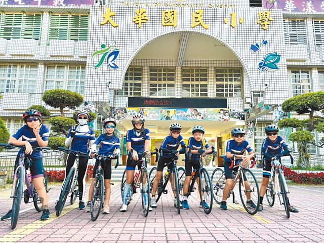 高雄市大華國小總人數240人的畢騎團隊，由34位畢業生為核心，18位學弟妹、13位學長姐應援，175位親師依專業分工，完成114.3公里的畢騎。（高市教育局提供／楊舒婷高雄傳真）