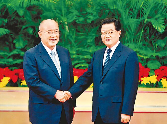 2008年，中共总书记的胡锦涛（右）会见由吴伯雄（左）率领的国民党大陆访问团。（新华社）
