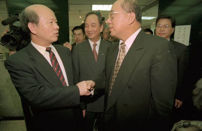 1996年8月，國民黨祕書長吳伯雄（右）拜會民進黨主席許信良（左）。（本報資料照片）
