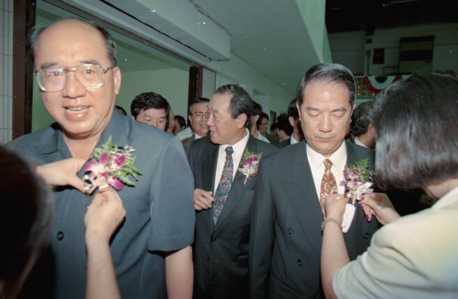 1994年，两位国民党党内民选省长热门人选省主席宋楚瑜（右）、内政部长吴伯雄（左），应邀出席宜兰苏澳的渔民节庆祝大会。（本报资料照片）